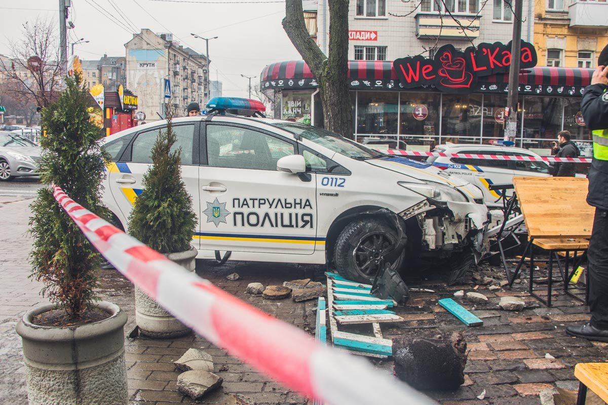 На месте работает экипаж патрульной полиции, приезжала "скорая" и следственно оперативная группа