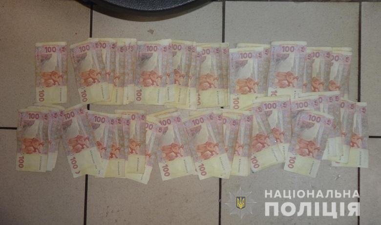 67-летний дедушка покупал лекарства в аптеке, после чего на него напал грабитель и отобрал деньги 67-летний дедушка покупал лекарства в аптеке, после чего на него напал грабитель и отобрал деньги