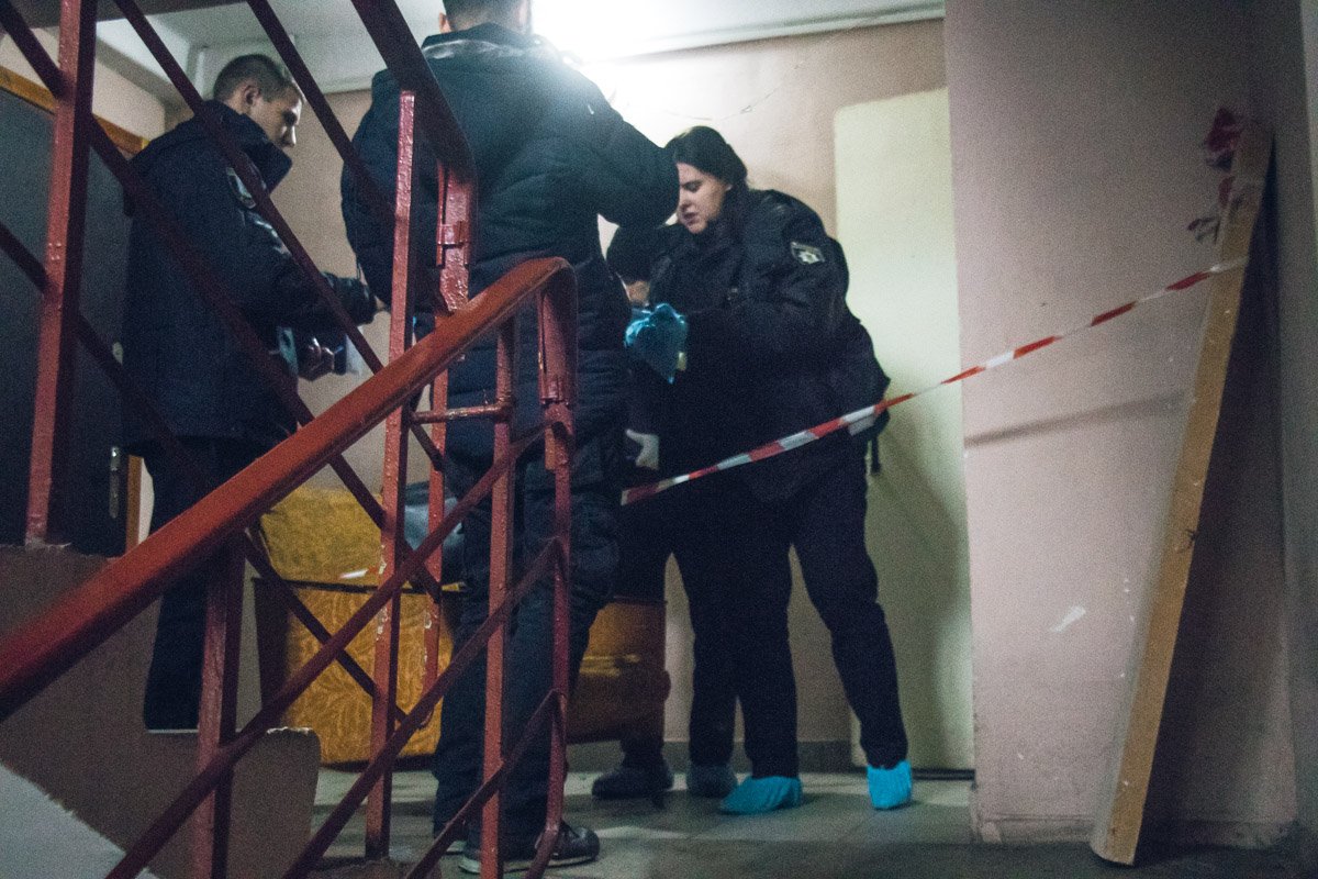 Соседи погибшего мужчины сообщили, что к нему в квартиру часто приходили знакомые и устраивали там застолье