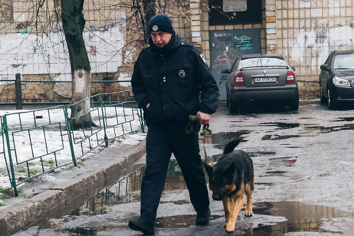 В ночь убийства, 9 декабря, около 2:00, из злополучной квартиры соседи слышали крики и шум