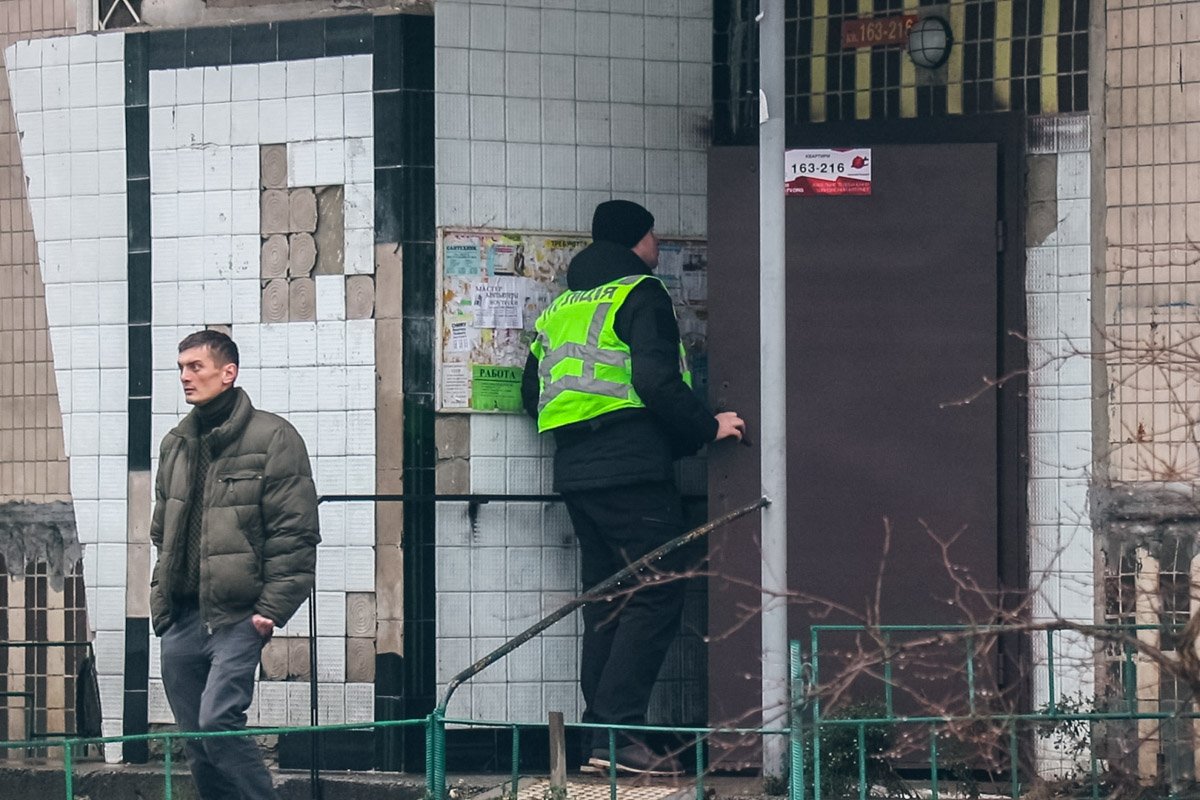 Визуально на трупе не было колото-резаных ран, но все помещение было в крови