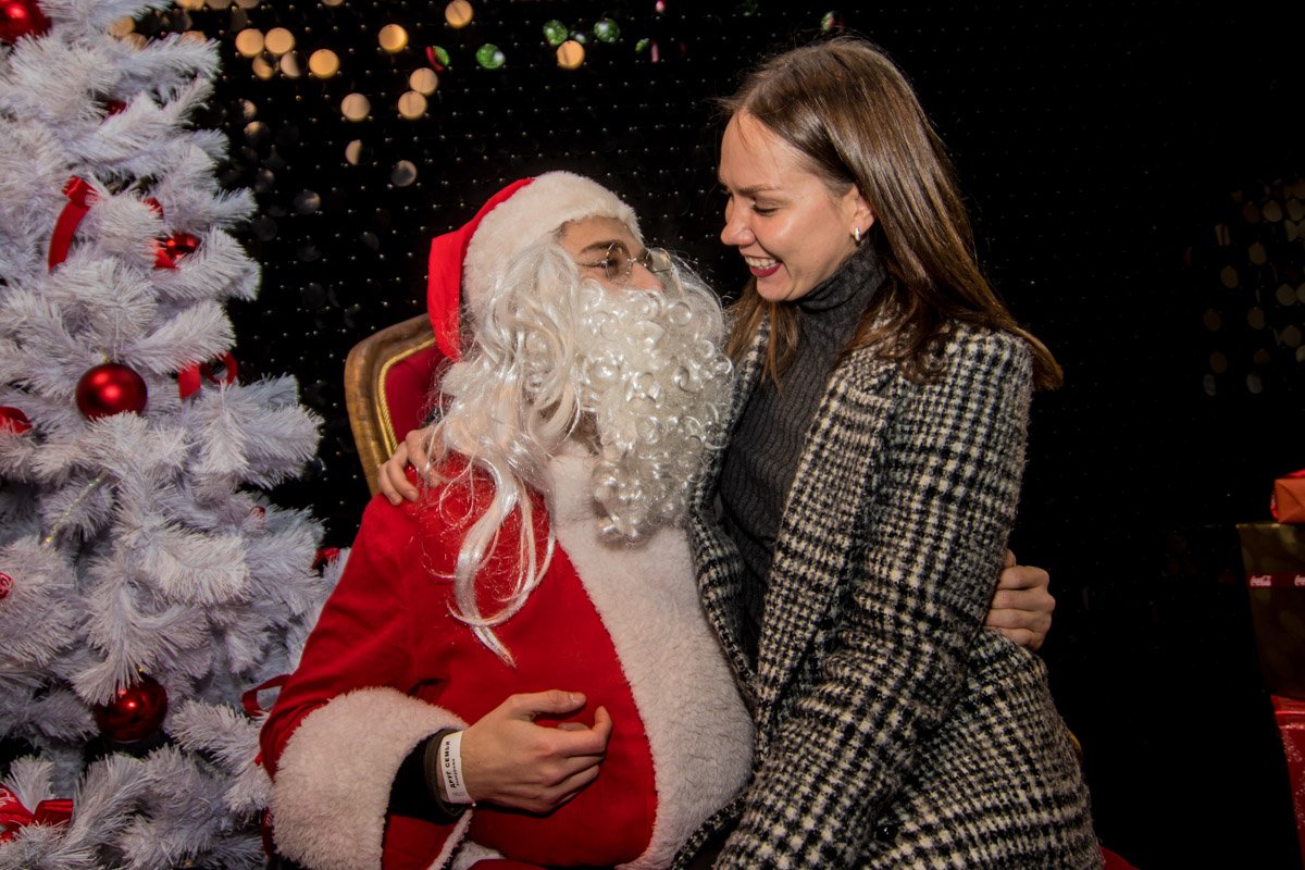 В любой непонятной ситуации, посидеть на коленках у Санты - отличная идея