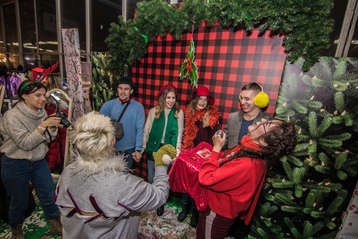 А под омелой, вообще-то, принято целоваться!