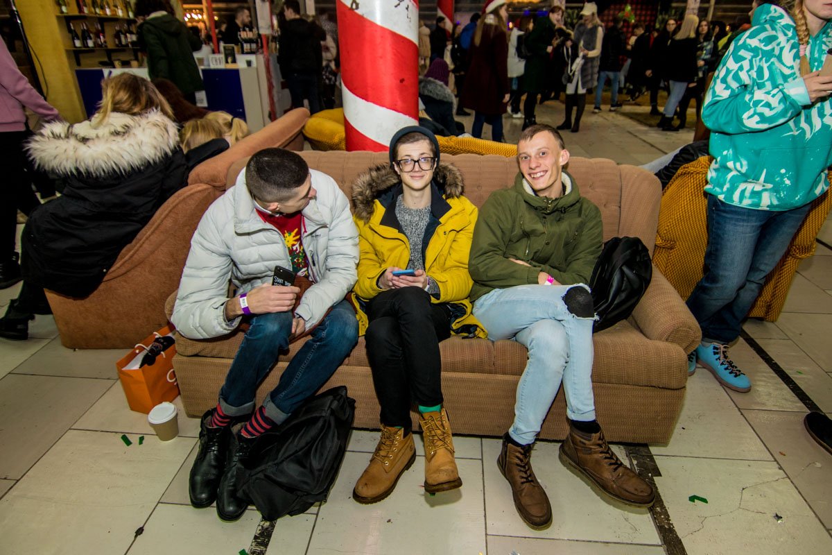 Куражиться