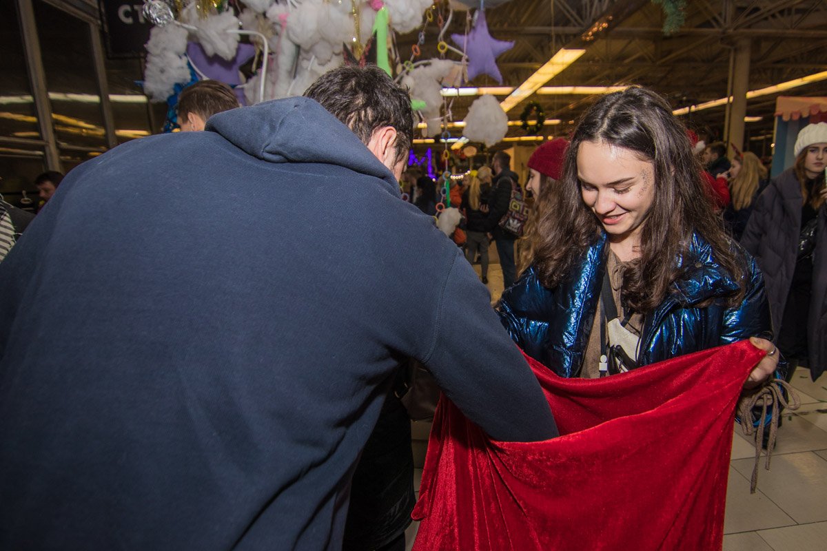 А представьте, действительно достать кота из мешка?