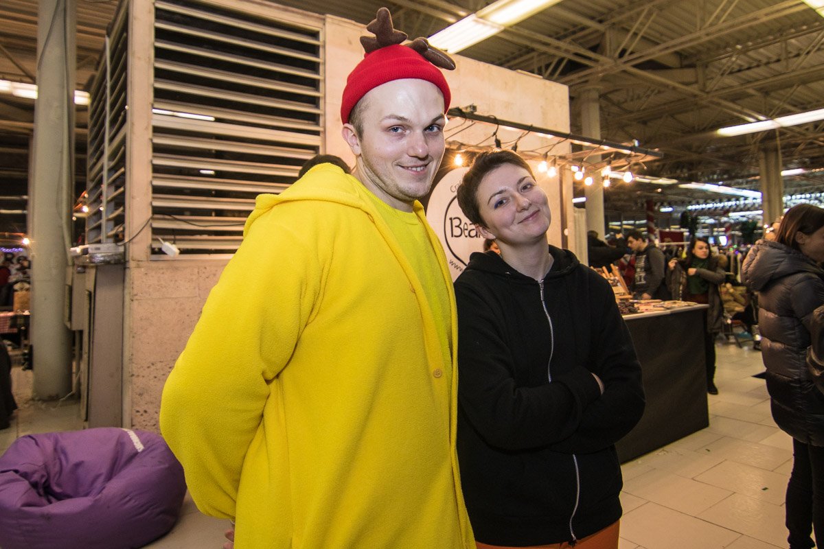 Даже в холодный день можно согреться яркими цветами и теплыми улыбками