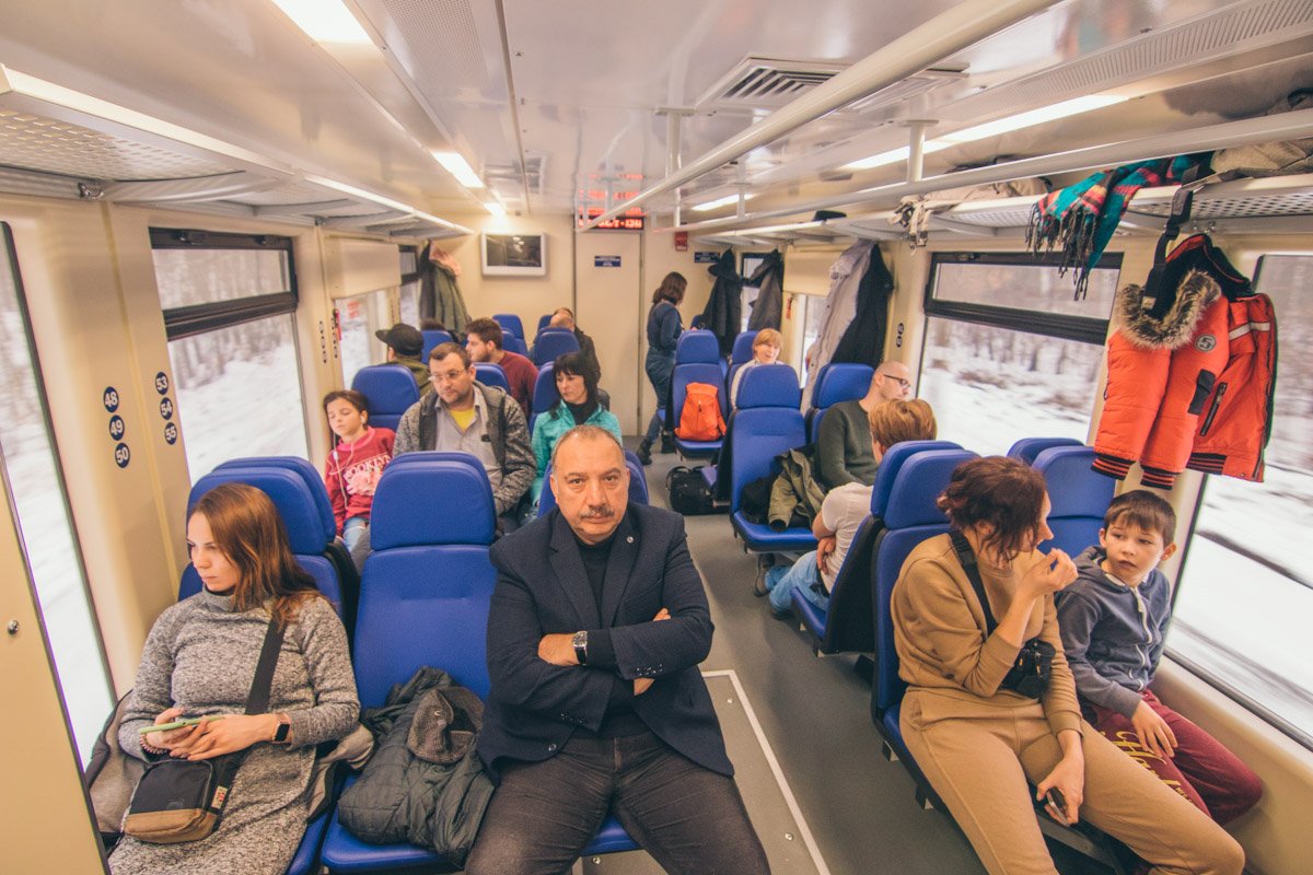 На второй день работы поезд сломался, из-за чего многие люди опоздали на самолет На второй день работы поезд сломался, из-за чего многие люди опоздали на самолет