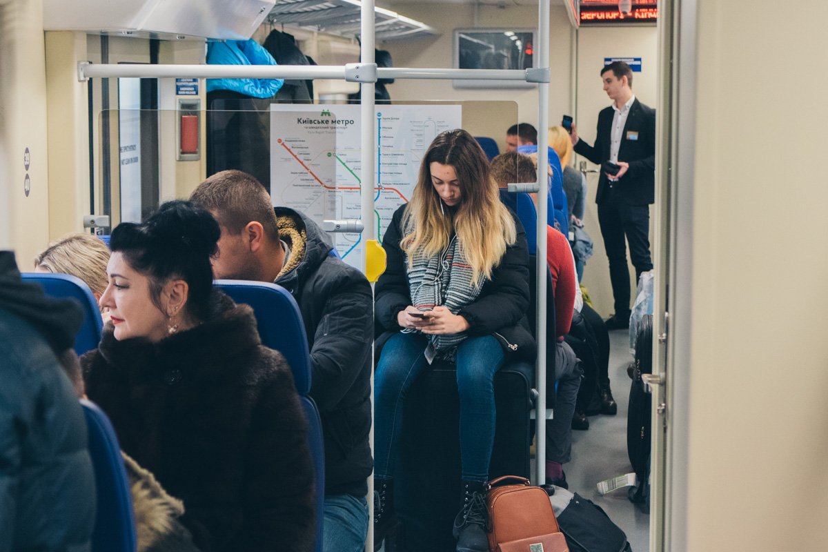 Люди жаловались, что места в вагоне не хватает для того, чтобы все пассажиры могли комфортно разместиться и разложить свой багаж Люди жаловались, что места в вагоне не хватает для того, чтобы все пассажиры могли комфортно разместиться и разложить свой багаж
