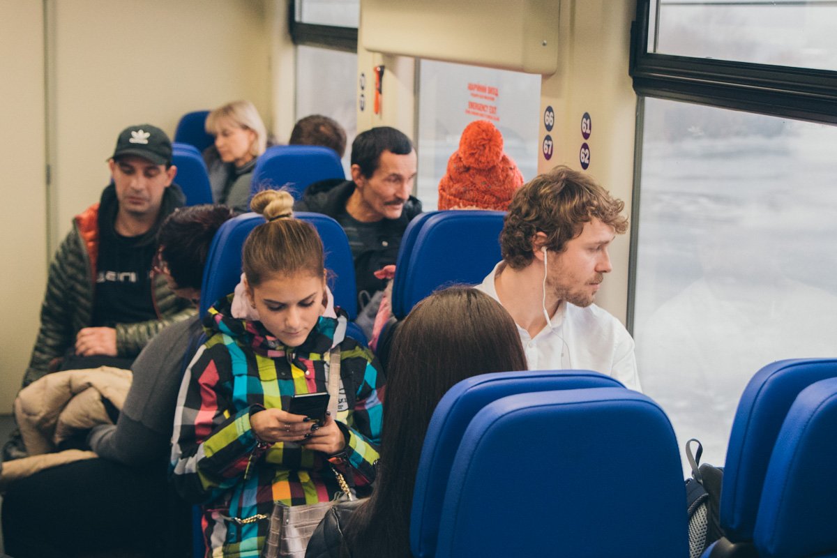 Вагон оснащен большими окнами, которые позволяют наслаждаться видом заснеженных лесов Киева Вагон оснащен большими окнами, которые позволяют наслаждаться видом заснеженных лесов Киева