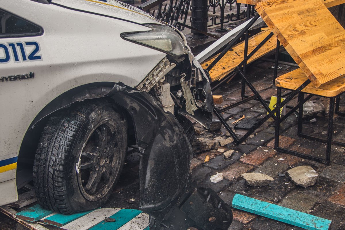 В Киеве на улице Большая Васильковская произошла авария с участием полицейского автомобиля Toyota Prius