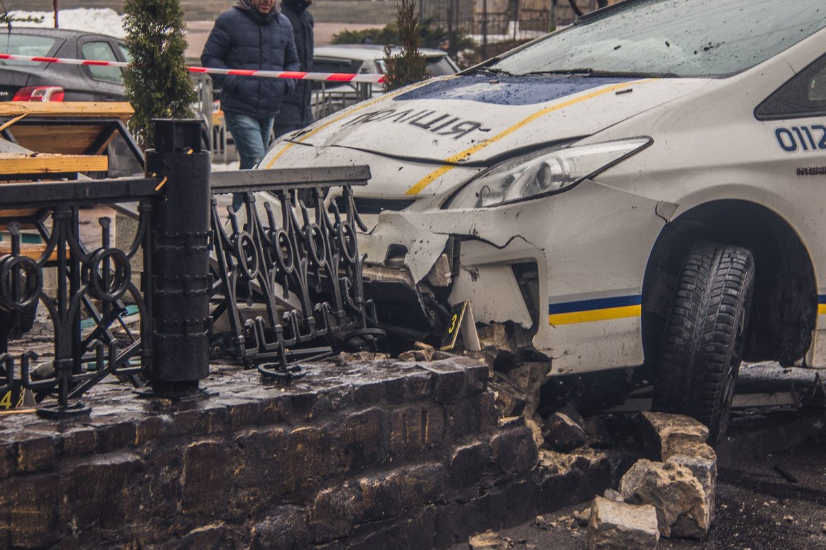 На перекрестке с улицей Немецкой полицейских подрезал автомобиль Mercedes, который как раз поворачивал на улицу Немецкую