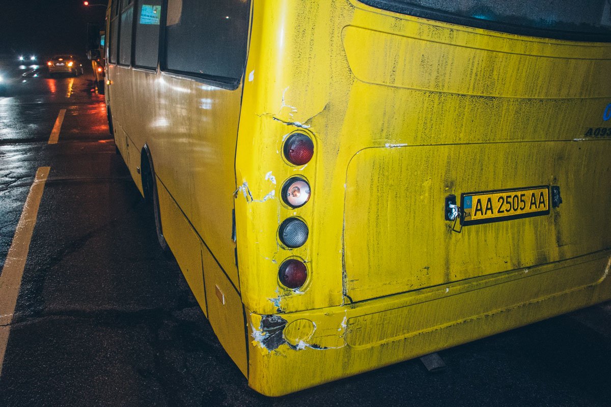 Водитель автобуса поздно заметил маршрутное такси и ударил его в заднюю часть