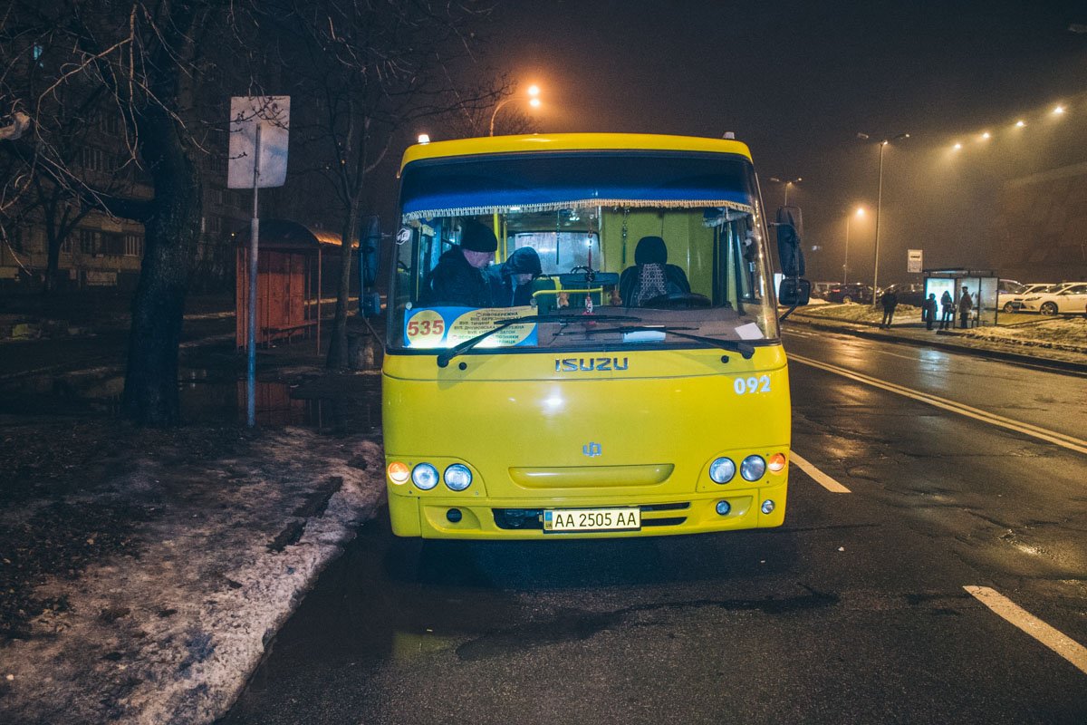 От удара, несколько человек, которые стояли в маршрутке упали на пол