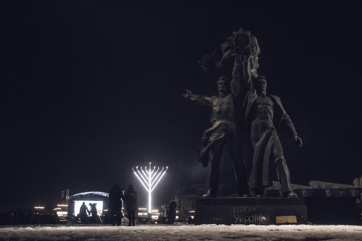 Около арки поставили сцену Около арки поставили сцену