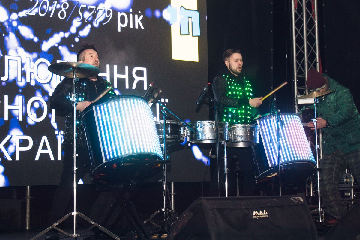 Яркие барабанщики создавали настроение праздника Яркие барабанщики создавали настроение праздника