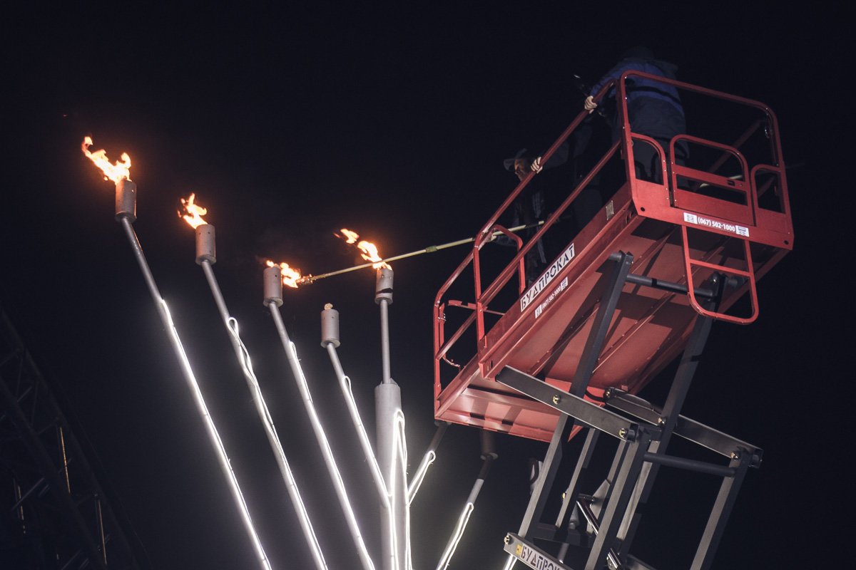 Чтобы доставить огонь к вершине огромной ханукии, участники праздника использовали подъемник Чтобы доставить огонь к вершине огромной ханукии, участники праздника использовали подъемник