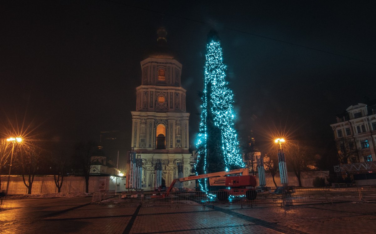 Совсем скоро елка засияет огоньками