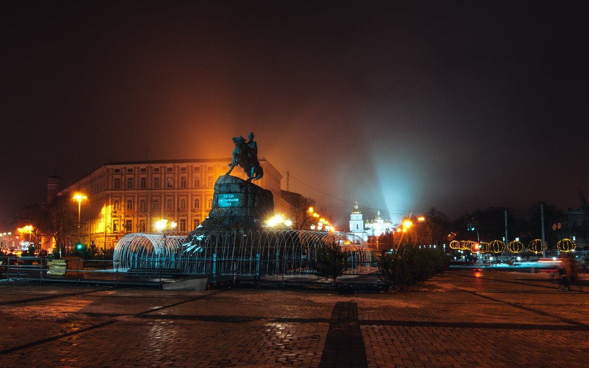 Также на площади установлены и другие элементы новогоднего городка