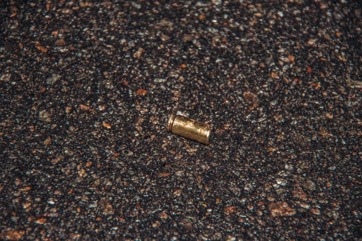 На месте инцидента остались гильзы, магазин от пистолета и множественные следы крови