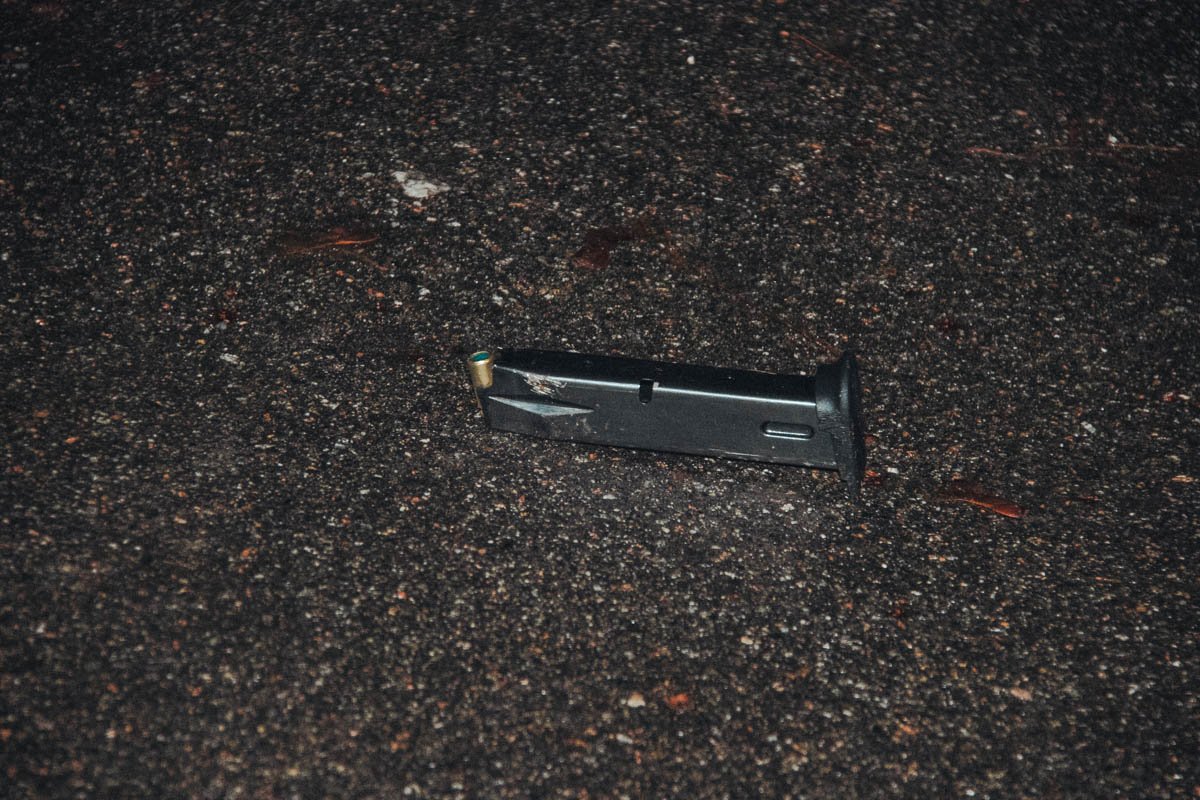 Предварительно, стрельба велась из пистолета для отстрела холостых патронов