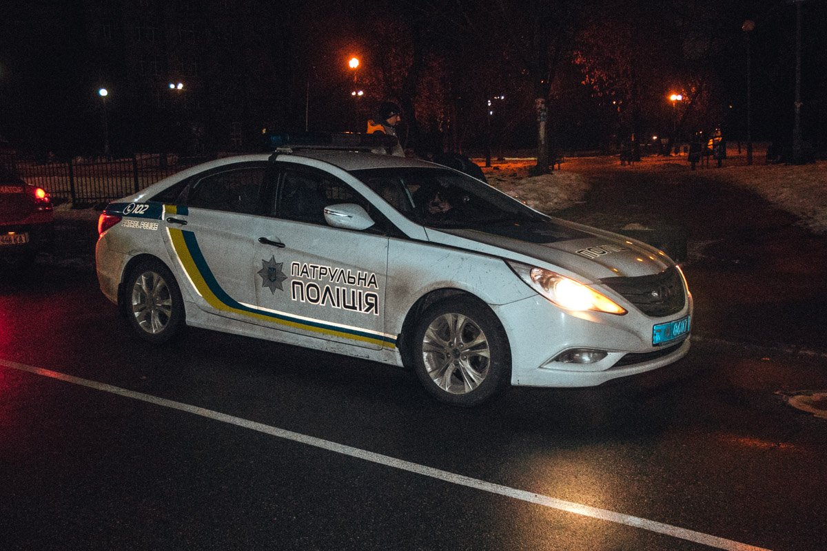 На месте работали экипажи патрульной полиции и следственно-оперативная группа