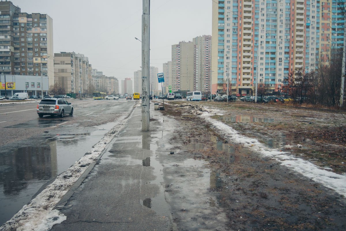 На обочине дороги есть огромная яма, которую залила дождевая вода На обочине дороги есть огромная яма, которую залила дождевая вода