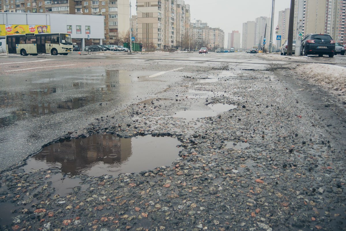 Поверхность дороги рельефная, поэтому ездить по ней с каждым днем все сложнее Поверхность дороги рельефная, поэтому ездить по ней с каждым днем все сложнее