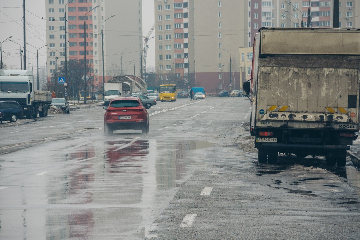 На этой части дороги ездят также грузовые машины, под весом которых дорога разрушается быстрее На этой части дороги ездят также грузовые машины, под весом которых дорога разрушается быстрее