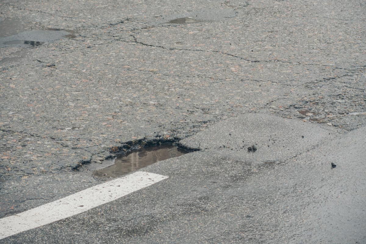 Маленькие ямы создают трещины и постепенно разрушают всю поверхность Маленькие ямы создают трещины и постепенно разрушают всю поверхность