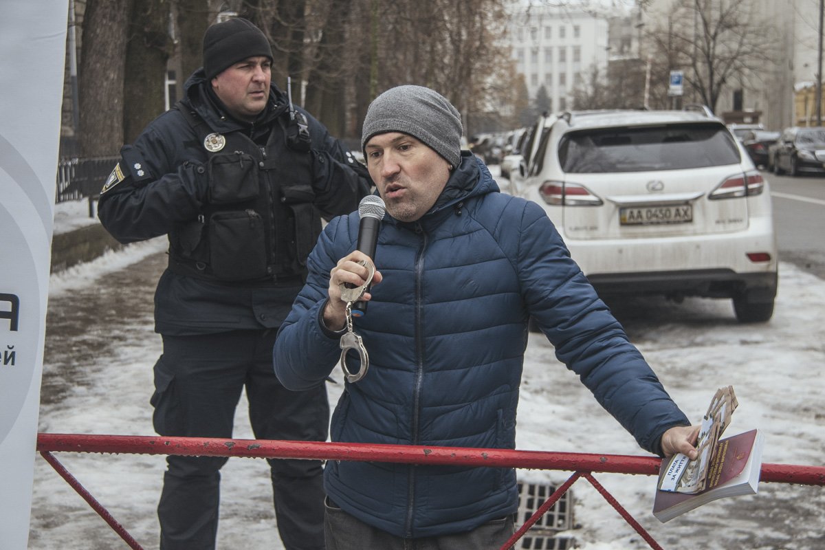 Один из участников акции вызвался передать собранные средства президенту Украины Один из участников акции вызвался передать собранные средства президенту Украины