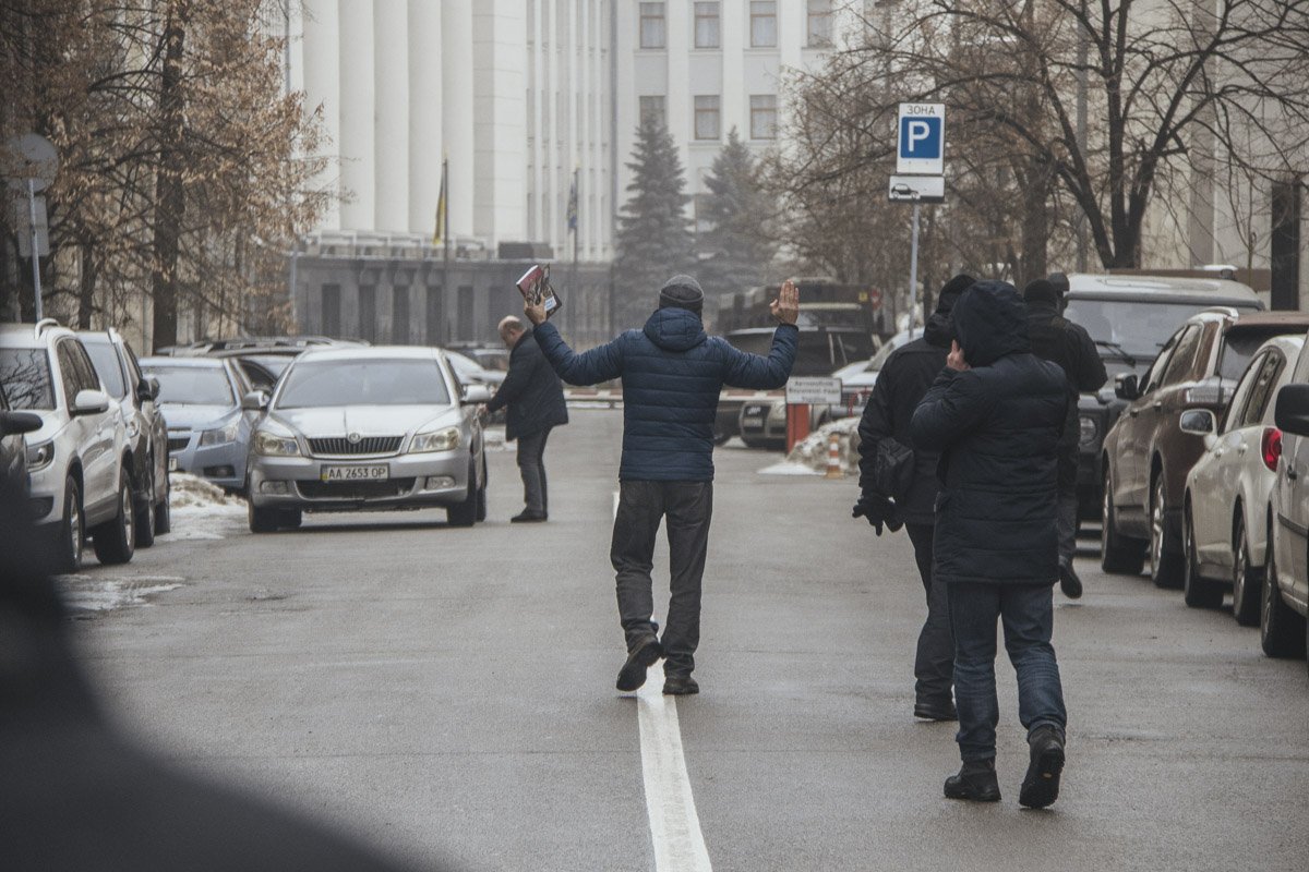 Ему удалось пройти на Банковую, а наложит ли вето на закон № 7279-Д Порошенко - станет известно в ближайшее время Ему удалось пройти на Банковую, а наложит ли вето на закон № 7279-Д Порошенко - станет известно в ближайшее время