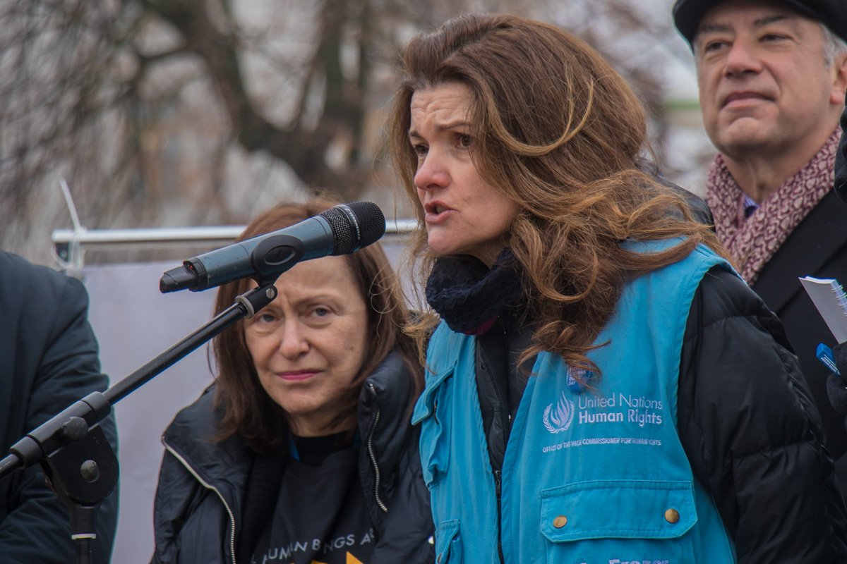 Волонтеры, которые собрались на Михайловской площади, работают в зоне военных действий на Донбассе Волонтеры, которые собрались на Михайловской площади, работают в зоне военных действий на Донбассе