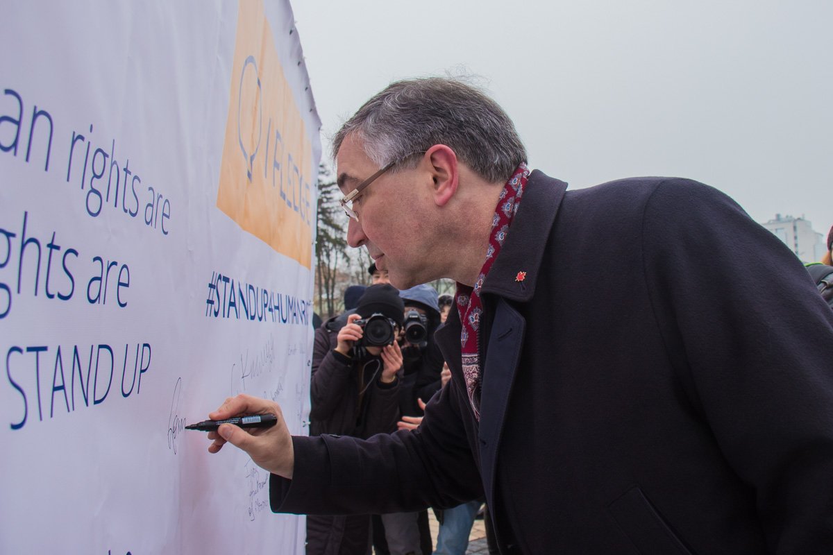 Организаторы призвали всех желающих подписаться под обязательством приобщится к делу защиты прав человека Организаторы призвали всех желающих подписаться под обязательством приобщится к делу защиты прав человека