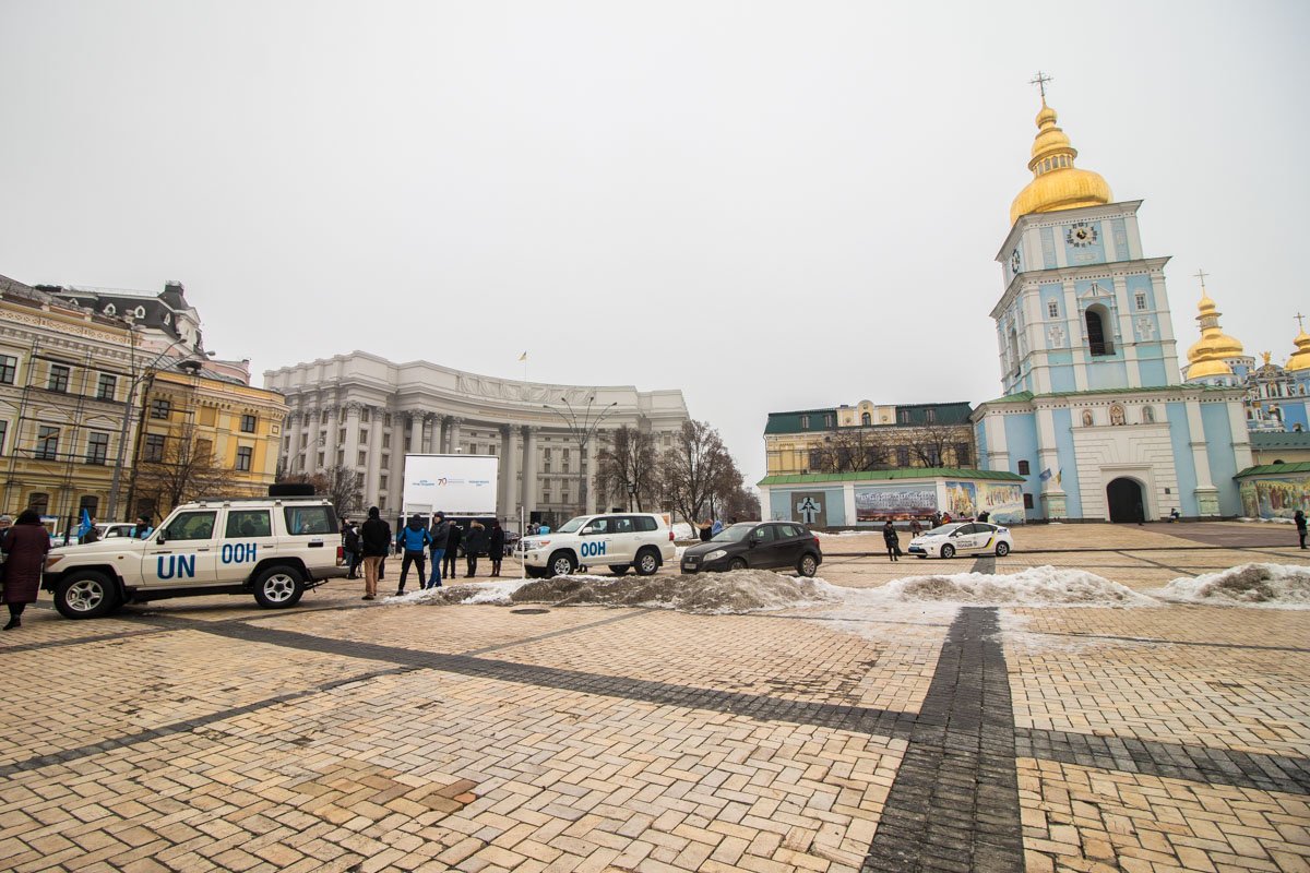 На Михайловской площади установили фотозоны, сцену, экран и корт с сувенирами На Михайловской площади установили фотозоны, сцену, экран и корт с сувенирами