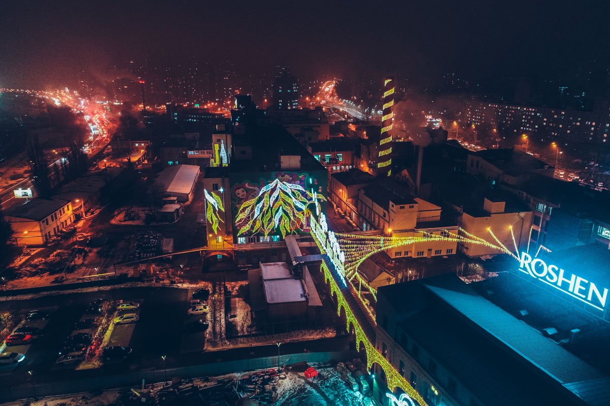 Завод Roshen украсили иллюминацией Завод Roshen украсили иллюминацией