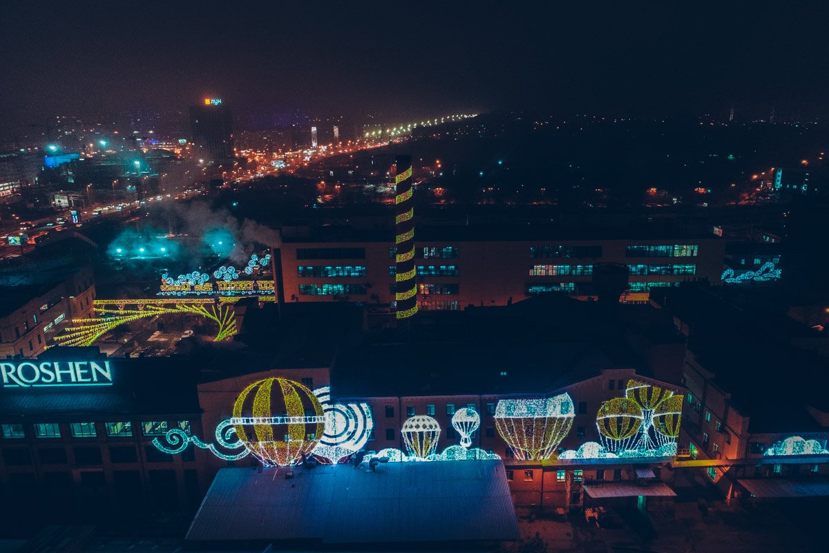 Яркая фабрика на фоне ночного города Яркая фабрика на фоне ночного города