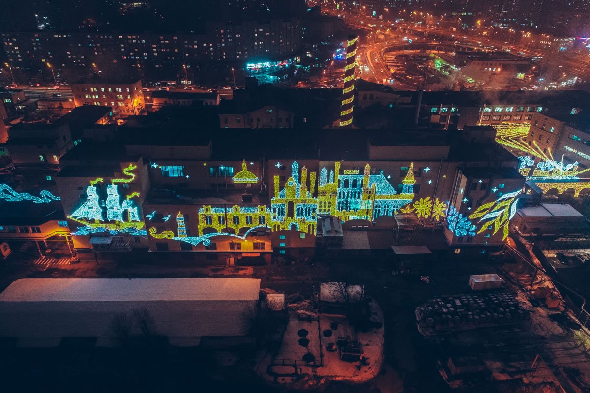 Сказочный город на фоне цехов Сказочный город на фоне цехов