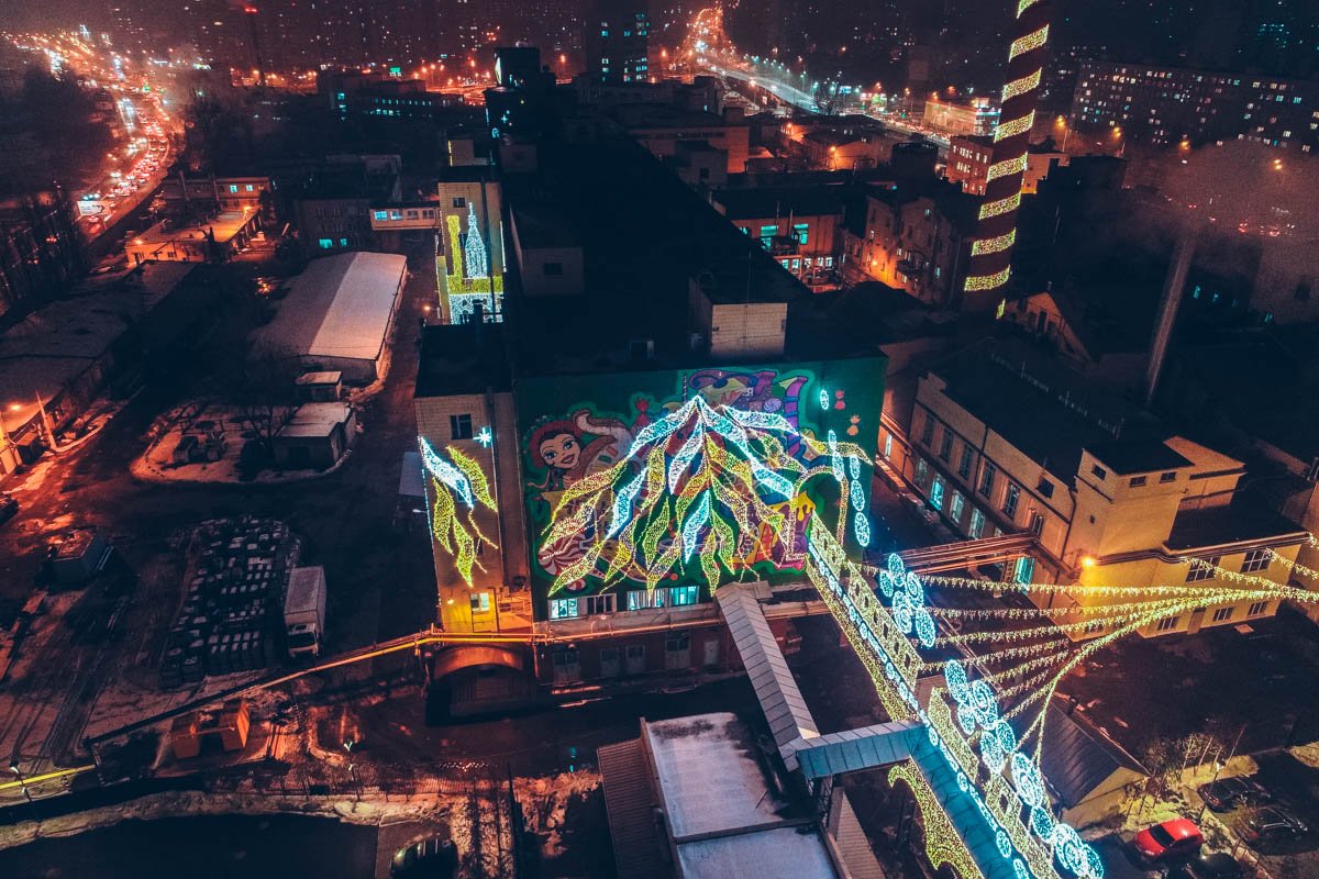 Днем эти цеха выглядят не так ярко Днем эти цеха выглядят не так ярко