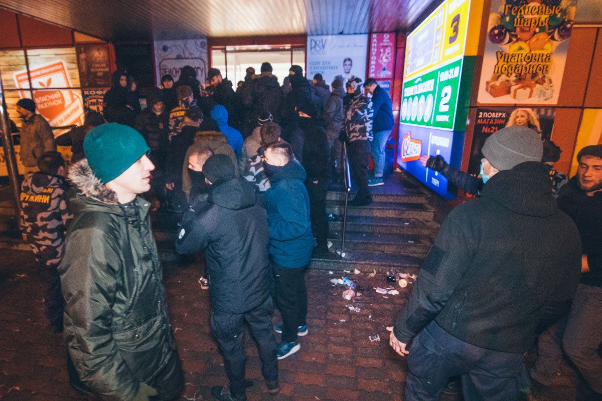 В ночь на 11 декабря "Національні дружини" попытались захватить помещения ТЦ "Дарница" width="1200" height="800"><figcaption> В ночь на 11 декабря "Національні дружини" попытались захватить помещения ТЦ "Дарница"
</figcaption></figure></p><p><figure class="image"><img class="wp-image-150295 size-full" title="Около 21:00 у здания ТЦ начали собираться крепкие молодые люди в балаклавах" src="https://cdn.informator.ua/@dp/media/kiev/2023/10/12/6527c8e6ac79f.jpg" alt="Около 21:00 у здания ТЦ начали собираться крепкие молодые люди в балаклавах" width="1200" height="768"><figcaption> Около 21:00 у здания ТЦ начали собираться крепкие молодые люди в балаклавах
</figcaption></figure></p><p><figure class="image"><img class="wp-image-150296 size-full" title="В это же время к место событий начали стягиваться полицейские, в том числе в шлемах и бронежилетах" src="https://cdn.informator.ua/@dp/media/kiev/2023/10/12/6527c8e70f0ad.jpg" alt="В это же время к место событий начали стягиваться полицейские, в том числе в шлемах и бронежилетах" width="1200" height="800"><figcaption> В это же время к место событий начали стягиваться полицейские, в том числе в шлемах и бронежилетах
</figcaption></figure></p><p><figure class="image"><img class="wp-image-150299 size-full" title=