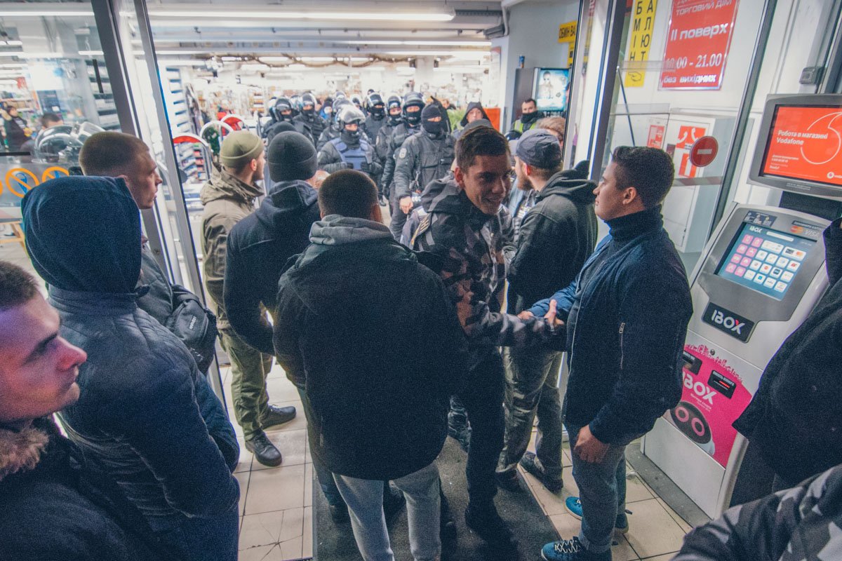 В ходе столкновения полицейские задержали троих "дружинников", однако быстро всех отпустили