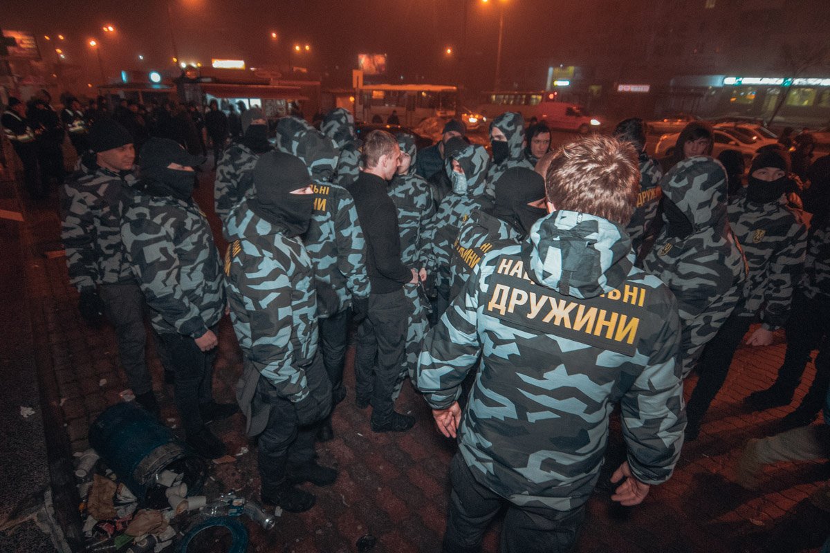 Тем не менее, "дружинники" по прежнему остаются у входа в торговый центр