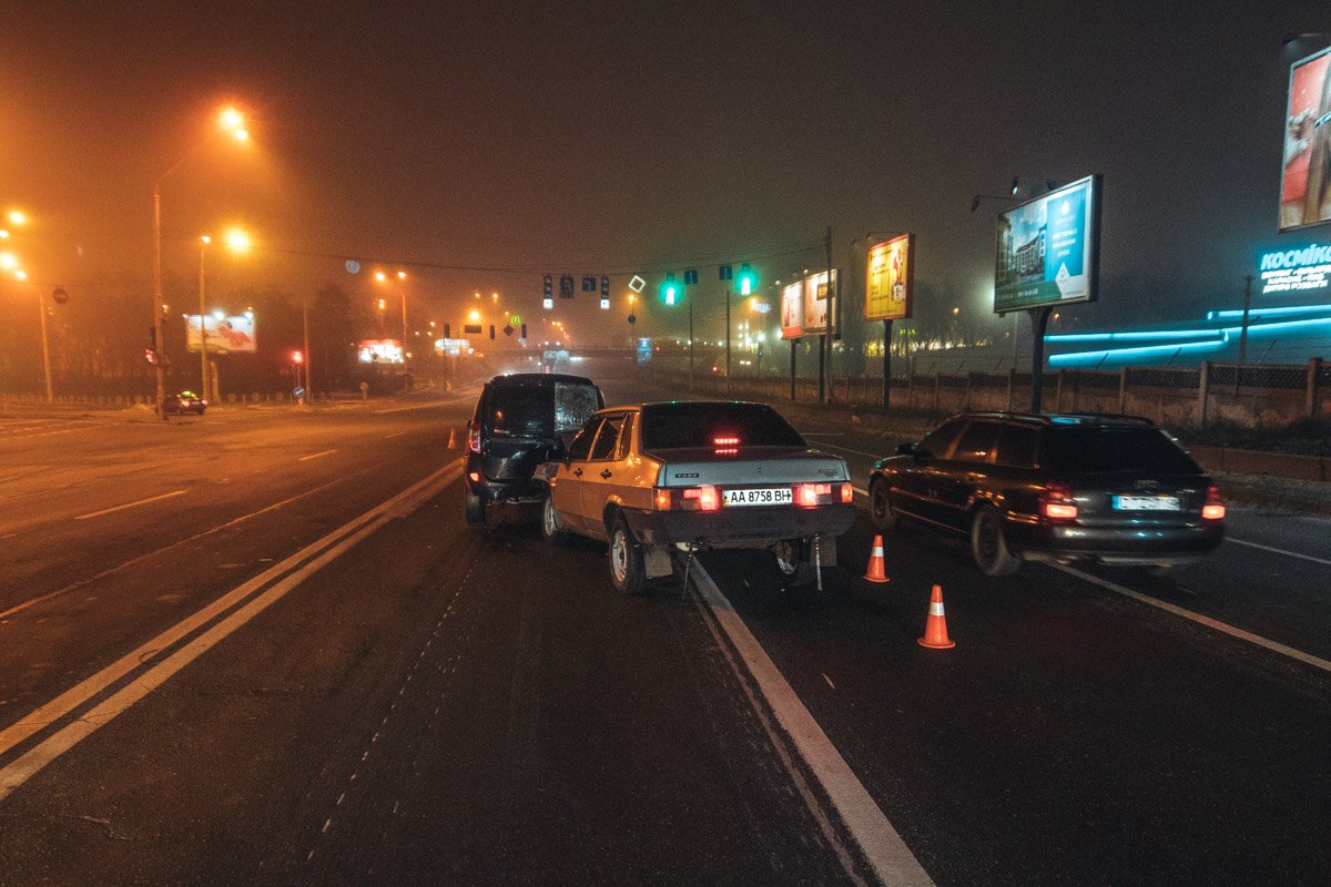 На Броварском проспекте в Киеве в ДТП попало четыре машины