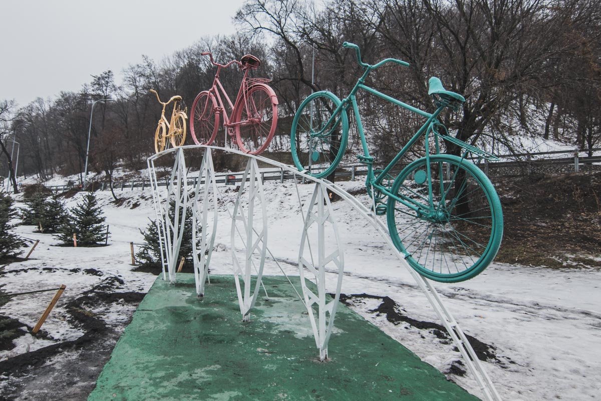 Велосипеды установили на пересечении Парковой дороги и Набережного шоссе Велосипеды установили на пересечении Парковой дороги и Набережного шоссе