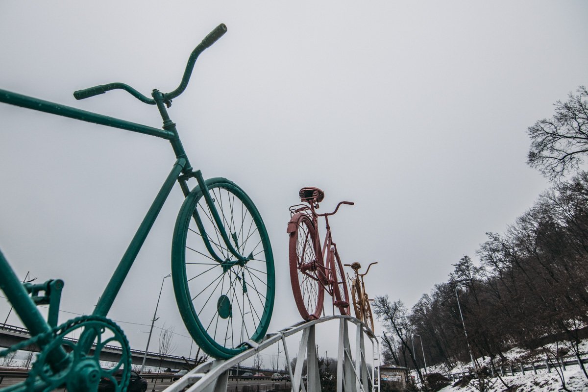Старый велосипеды символизируют семью: отца, мать и ребенка Старый велосипеды символизируют семью: отца, мать и ребенка
