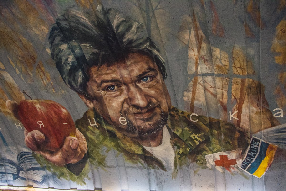 Владимир предлагаем пассажирам яблоко - как символ знаний, которые дают силу