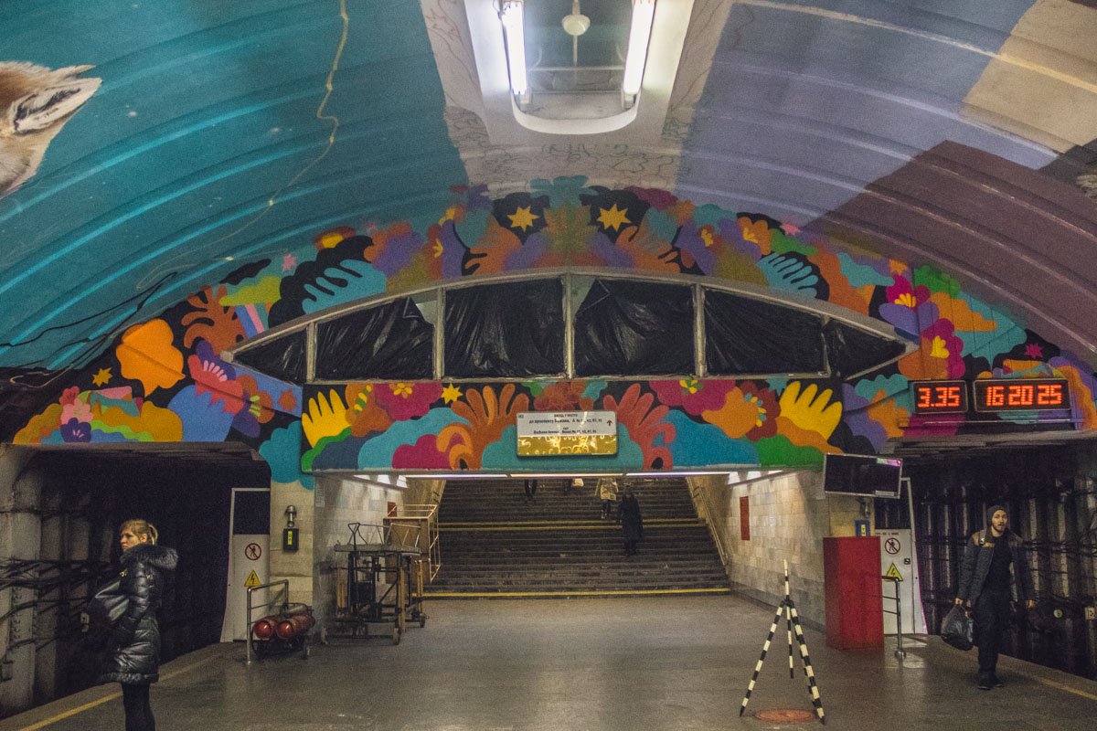 Между муралами и над входом "зацвели" цветы 