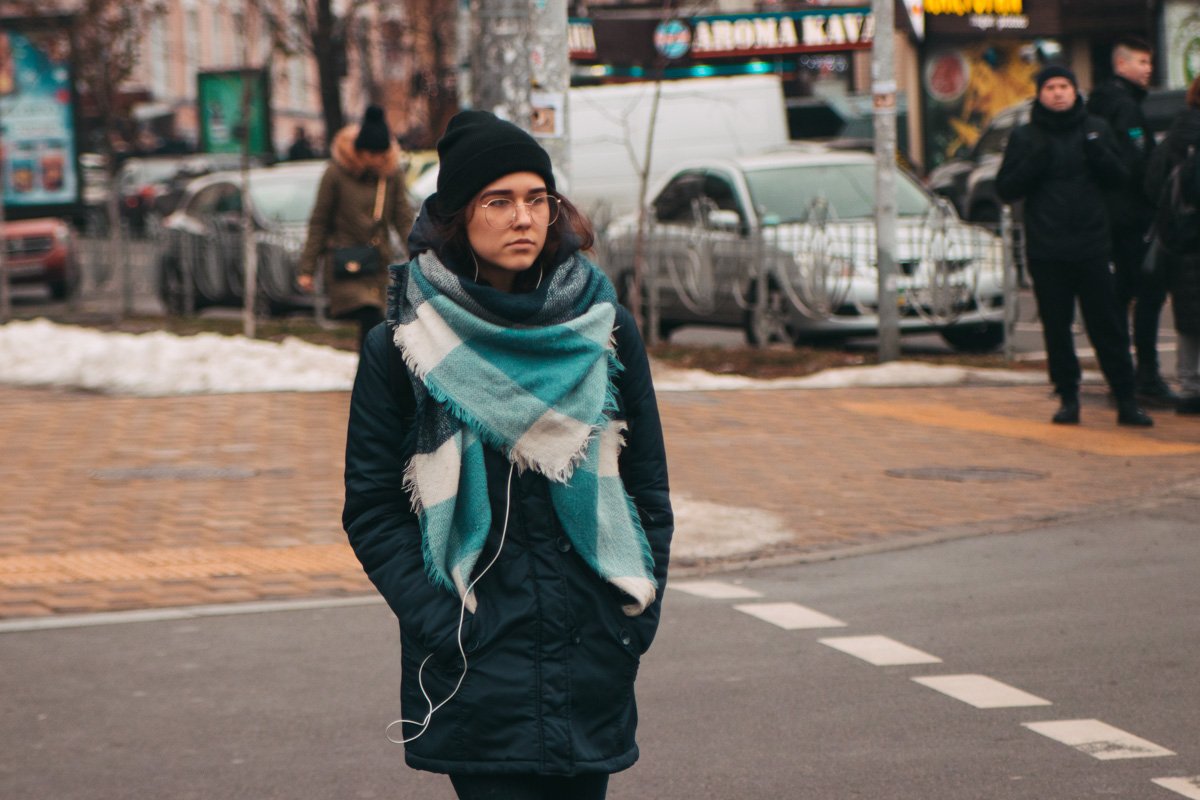 Яркая деталь добавит позитива в любой зимний лук