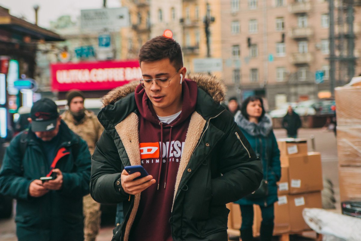 Не видишь, Информатор читаю?