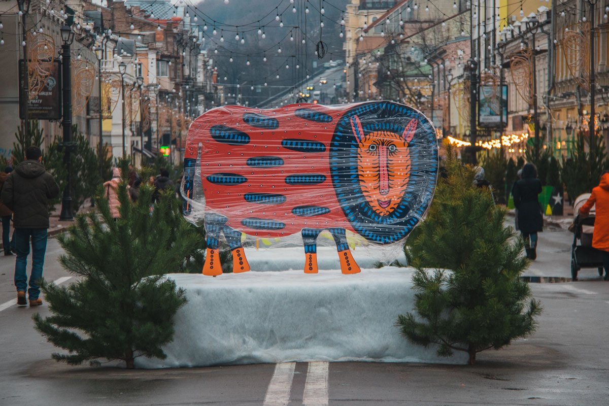 Вдоль улицы устанавливают фантастических зверей Вдоль улицы устанавливают фантастических зверей