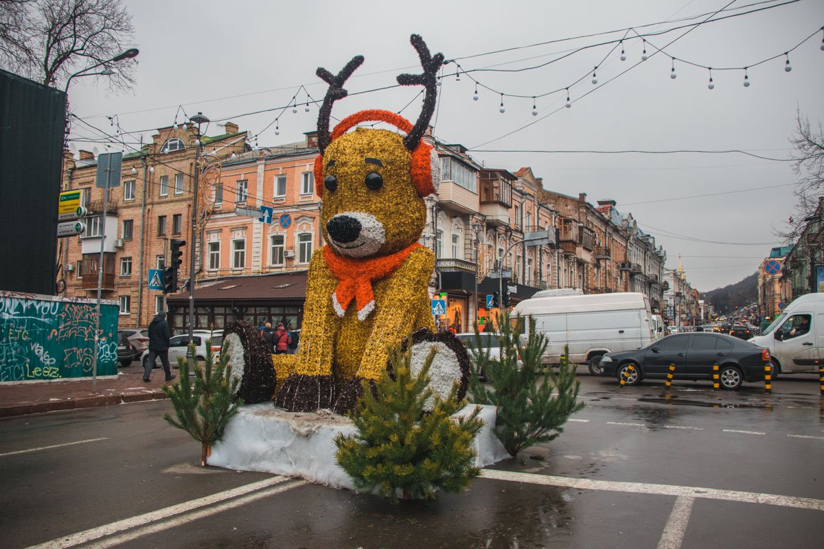 Вот такой огромный олень готов фотографироваться со всеми прохожими Вот такой огромный олень готов фотографироваться со всеми прохожими